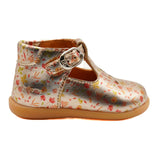 Chaussure semi-ouverte pour les premiers pas des enfants, avec boucles et jolis motifs fleuris.