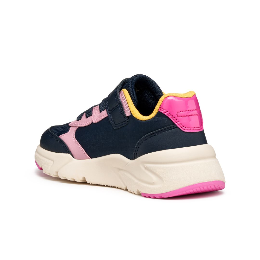 Basket bi-matière bleu navy et rose, avec une touche de doré, semelle blanche et fermeture velcro.