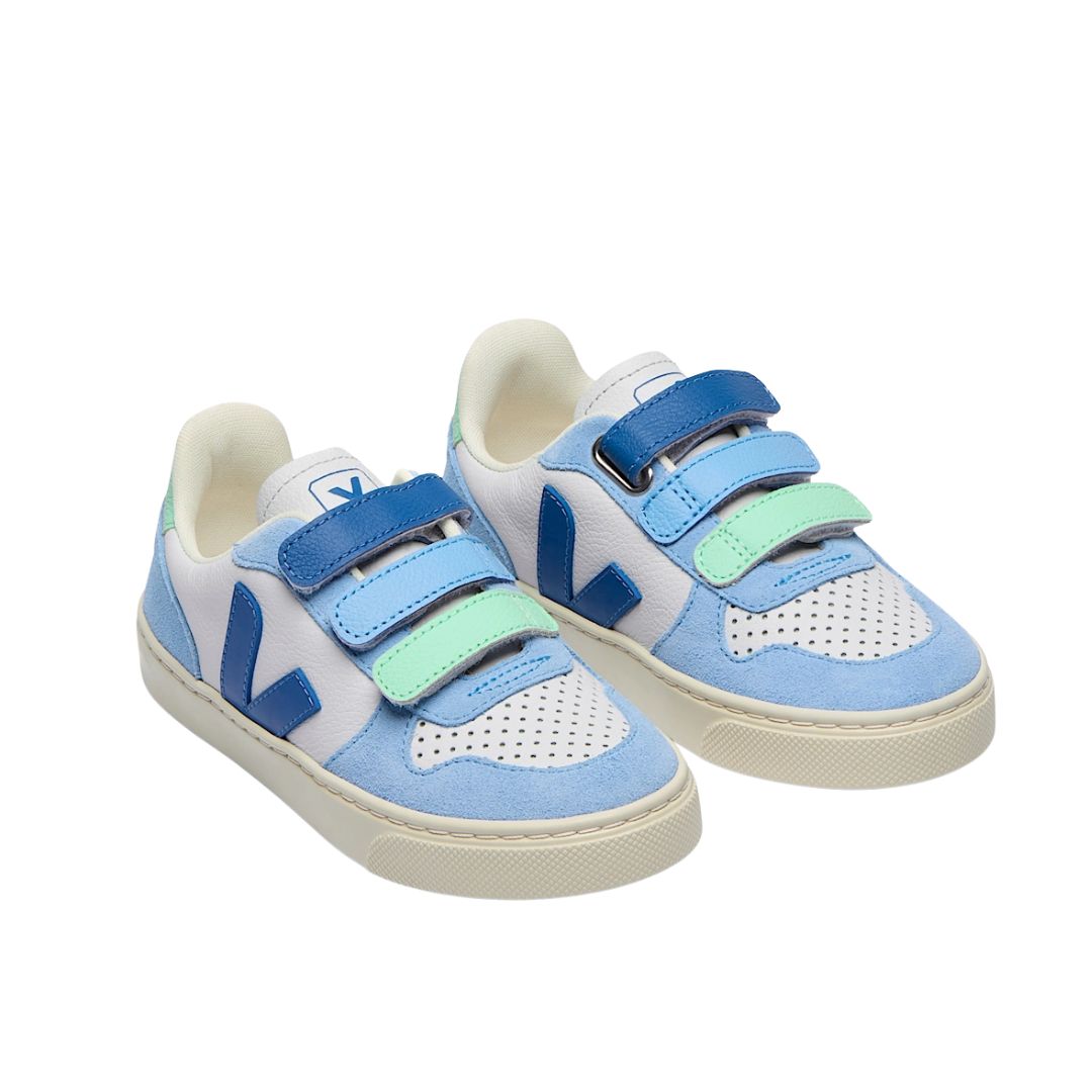 Chaussure enfant bleu, turquoise et blanche, avec trois velcros et semelle blanche.