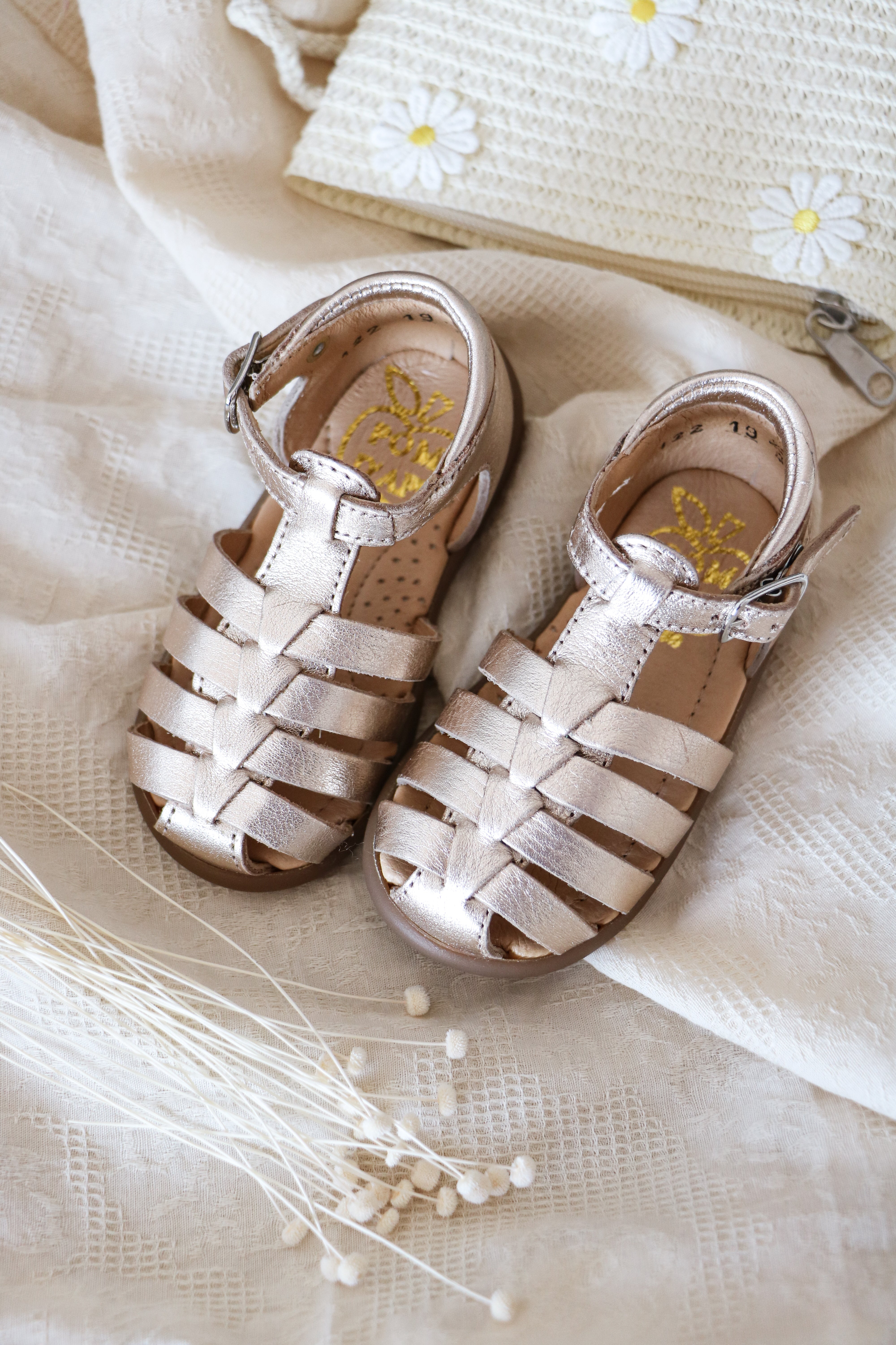 Paire de sandale dorée pour bébé