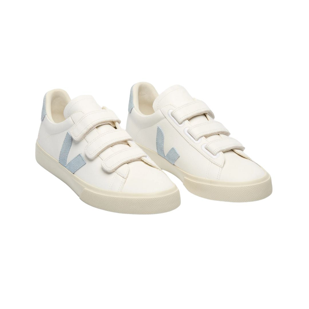 Chaussure Veja blanc avec V bleu clair, à trois velcro.