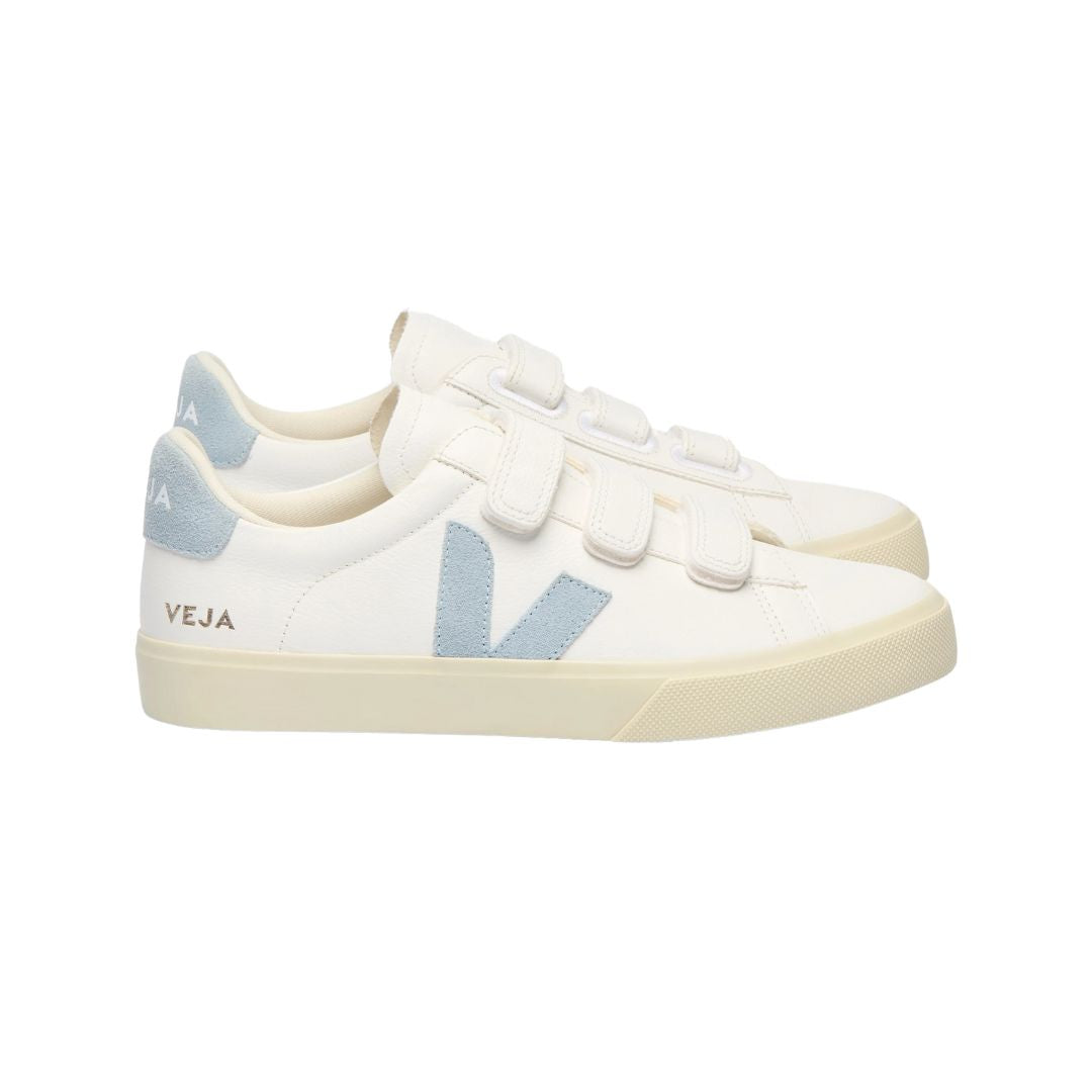Basket Veja blanche avec V bleu clair, à trois velcro.