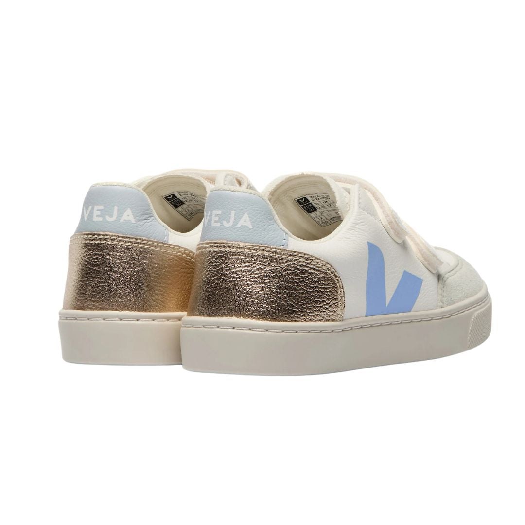Sneakers Veja pour fille blanc à velcro avec touche de bleu clair et dorée.