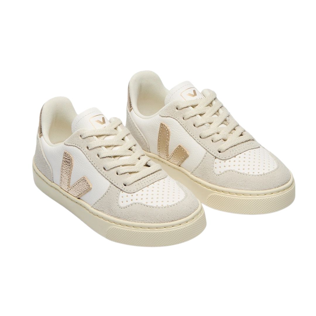 Basket Veja pour enfant couleur sable avec V doré.