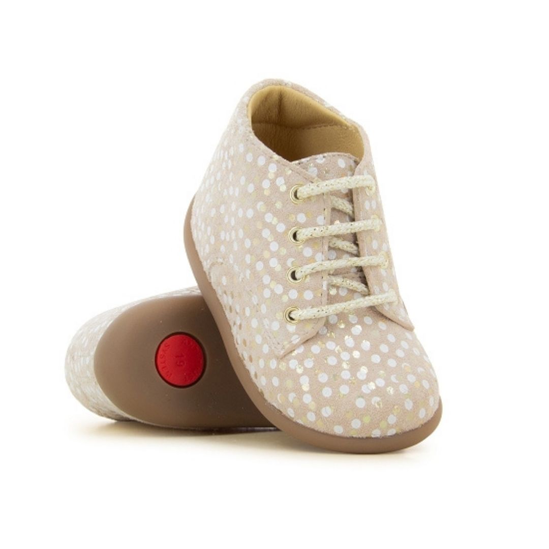 Chaussures roses très clair avec touches dorée, très souples pour les premiers pas des enfants.