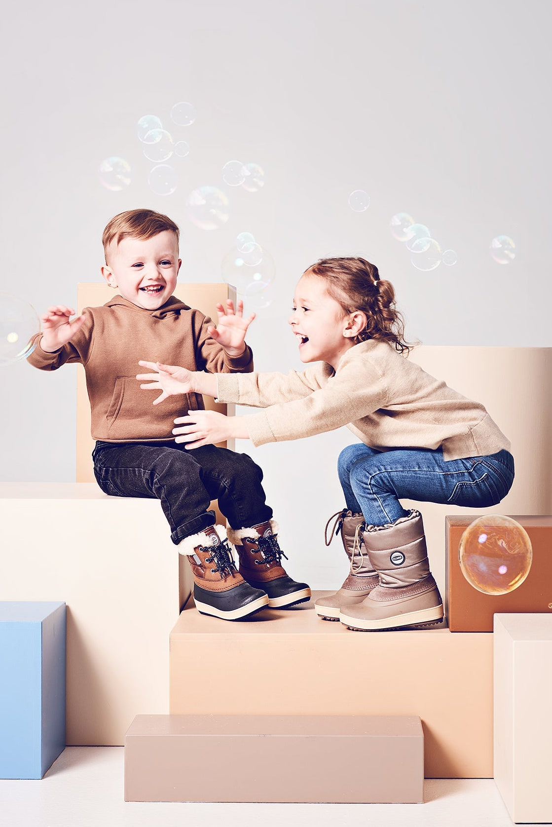 Deux enfants portent des bottes d'hiver Oang 