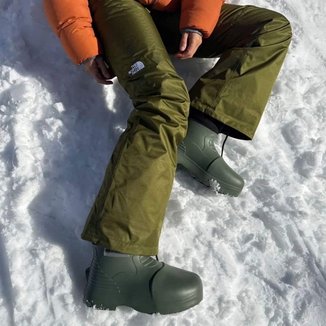 Botte d'hiver montante Fubuki pour adultes, dans la couleur beige avec une sangle noire au-dessus pour ajuster la largeur au mollet.