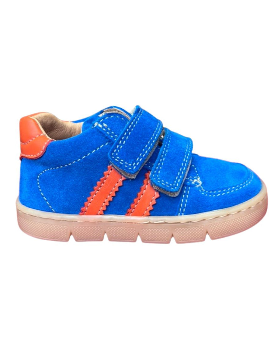 Chaussures pour garçon en cuir souple  toute bleu avec lignes oranges sur le côté et deux velcros.