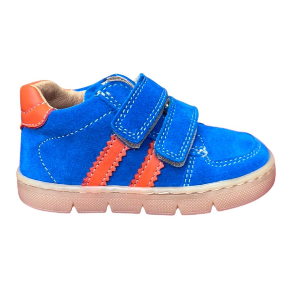 Chaussures pour garçon en cuir souple  toute bleu avec lignes oranges sur le côté et deux velcros.