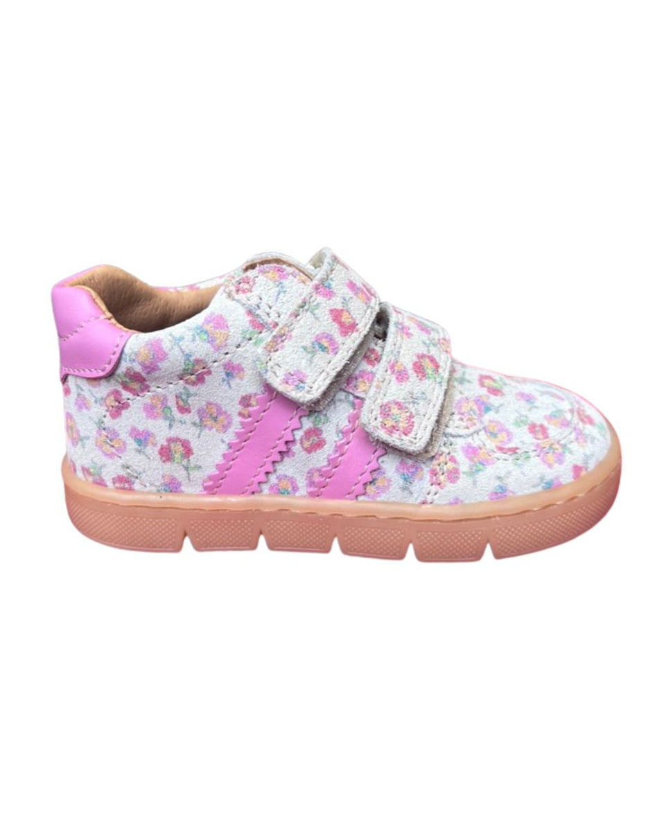 Chaussure pour en enfant en cuir souple abec motifs feurs roses et deux velcros. 