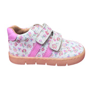 Chaussure pour en enfant en cuir souple abec motifs feurs roses et deux velcros. 