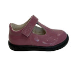 Ballerine rose avec velcro, semelle noire et jolis détails fleuris sur l’avant du pied.