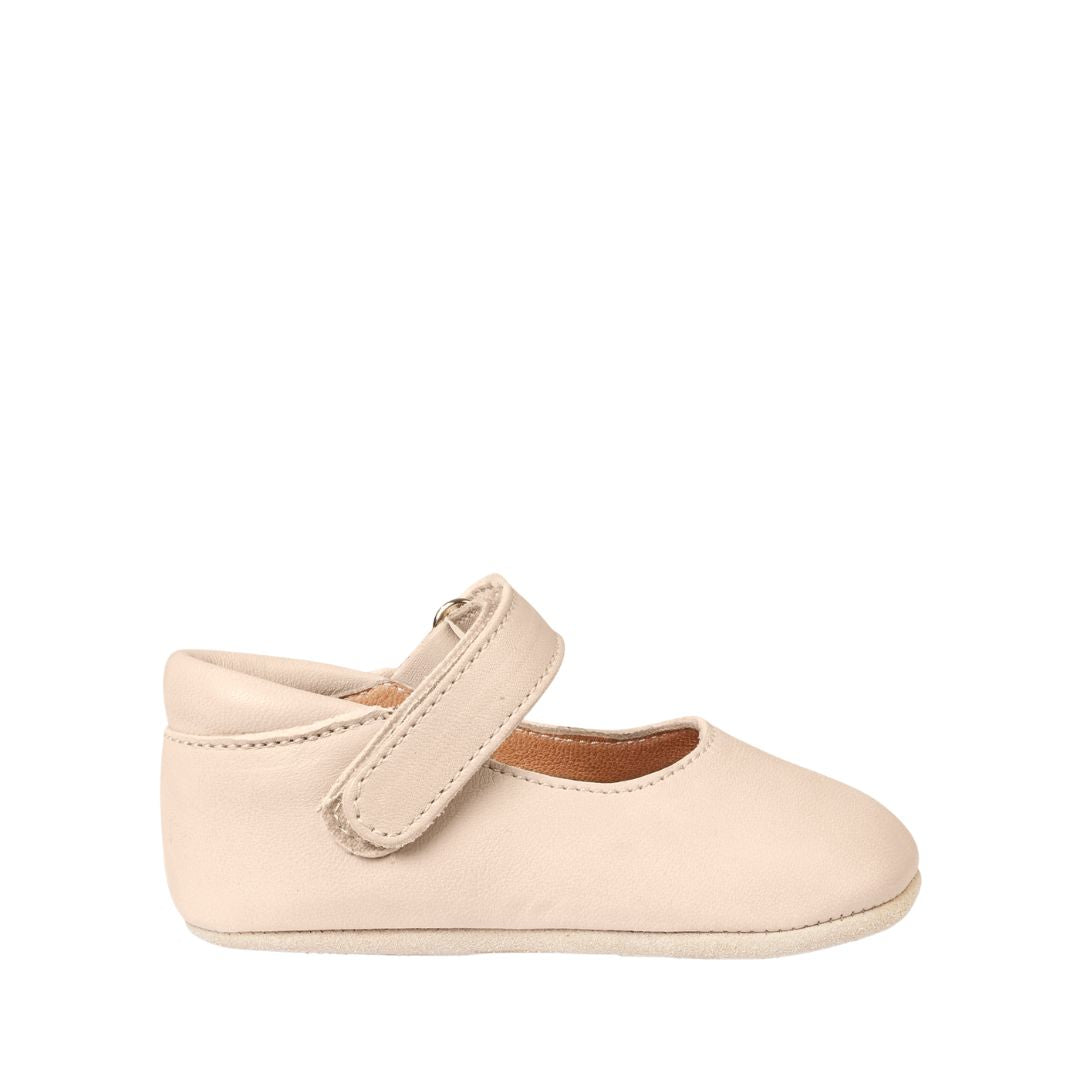 Chausson de style ballerine en cuir, couleur crème, ajustable grâce au velcro, parfait pour l'intérieur