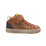 Basket pour enfants Babybotte en cuir cognac, avec une attache velcro.