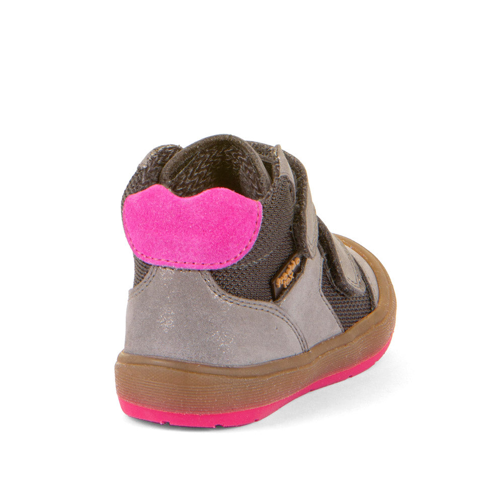 Basket pour enfants Froddo en tri-matière grise et rose, avec deux attaches velcros.