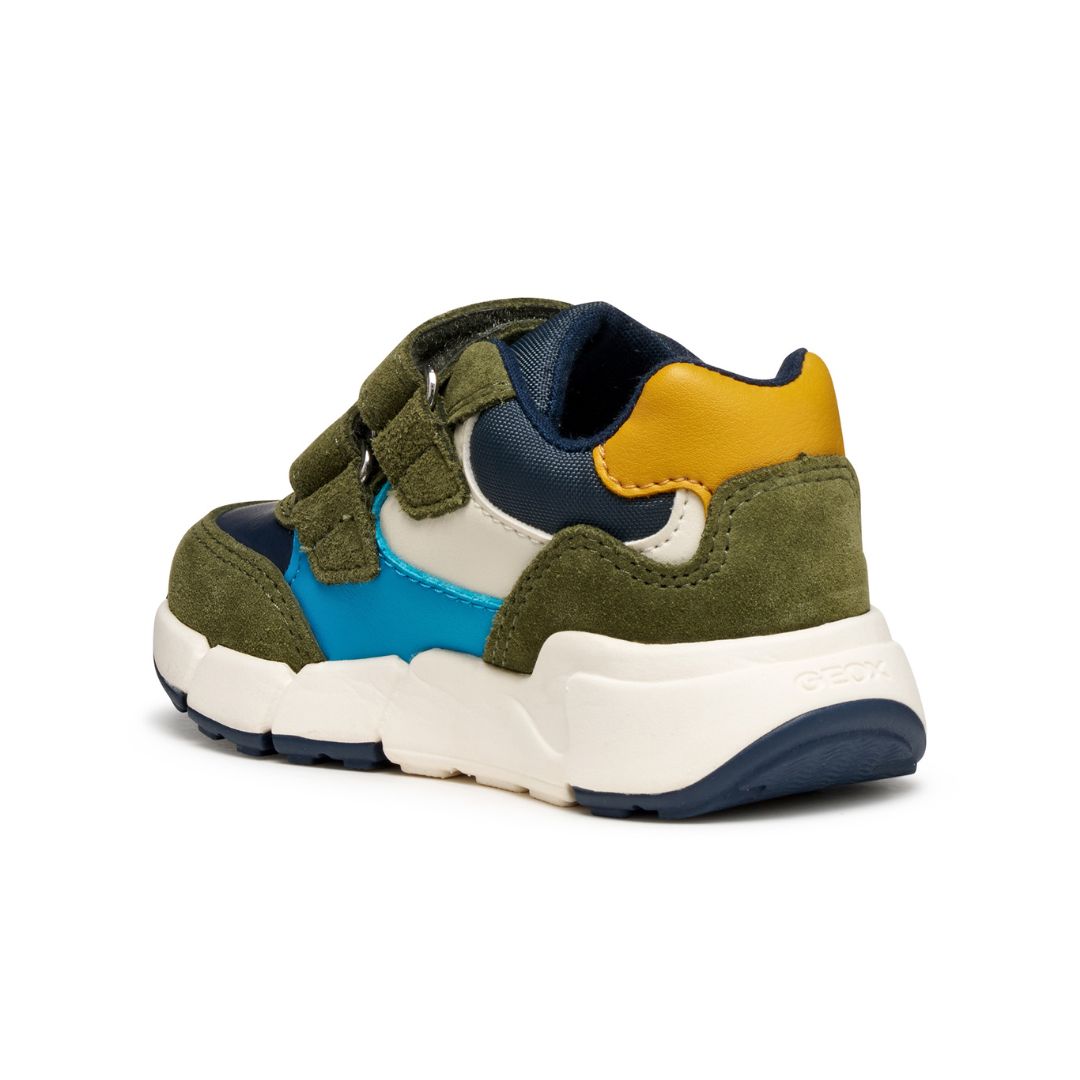 Basket bleu et vert, en bi-matière, avec semelle blanche et fermeture velcro.
