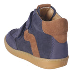 Basket montante pour enfant Ricosta bi-matière bleu marine avec des détails bruns et des attaches velcros.