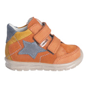 Chaussure pour enfants de Ricosta en cuir orange avec une étoile grise sur le côté et deux attaches velcros.