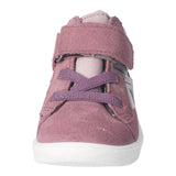 Basket montante pour enfant Ricosta rose, avec une fermeture velcro et des lacets élastiques.