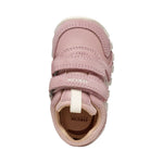 chaussure enfant en bi-matière rose et blanche, avec motifs rayures sur la semelle et fermeture à velcro.
