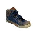 Chaussure haute pour enfant en cuir bleu marine, avec deux velcros et un col à motif camouflage.