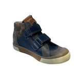Chaussure haute pour enfant en cuir bleu marine, avec deux velcros et un col à motif camouflage.
