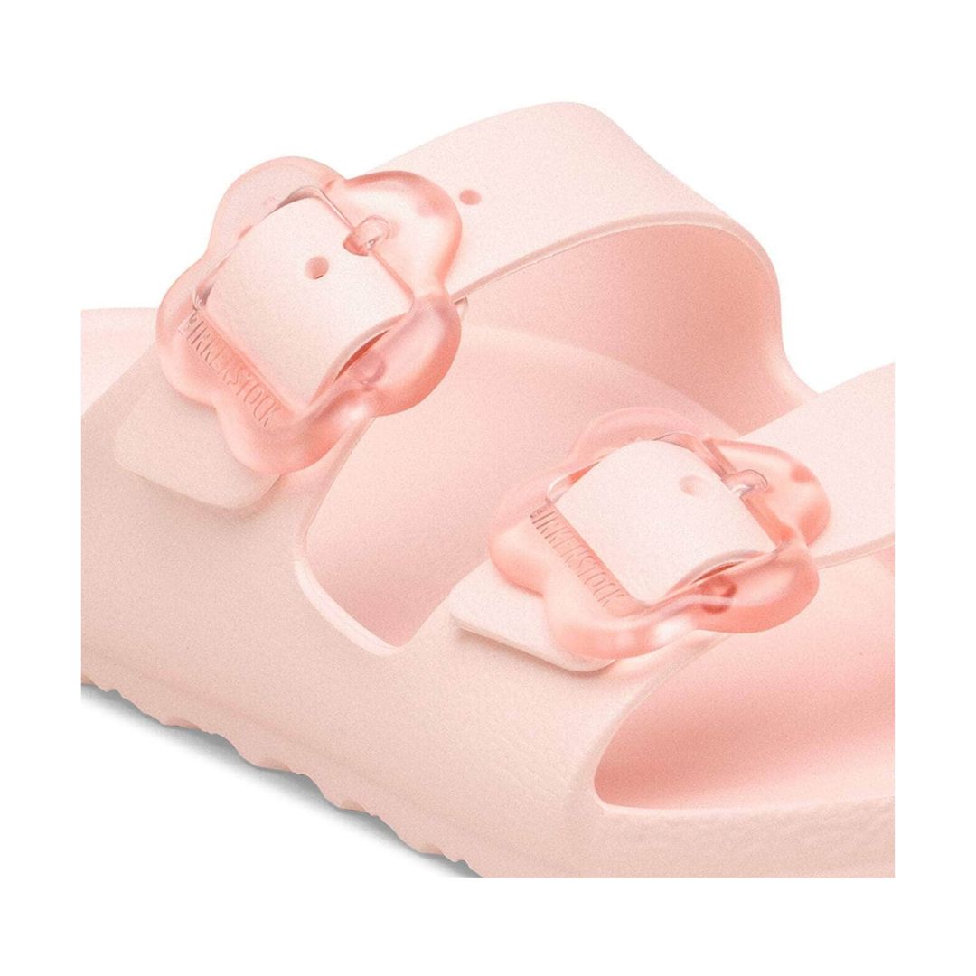 Gros plan sur les fleurs d'une sandale d'eau pour fille 