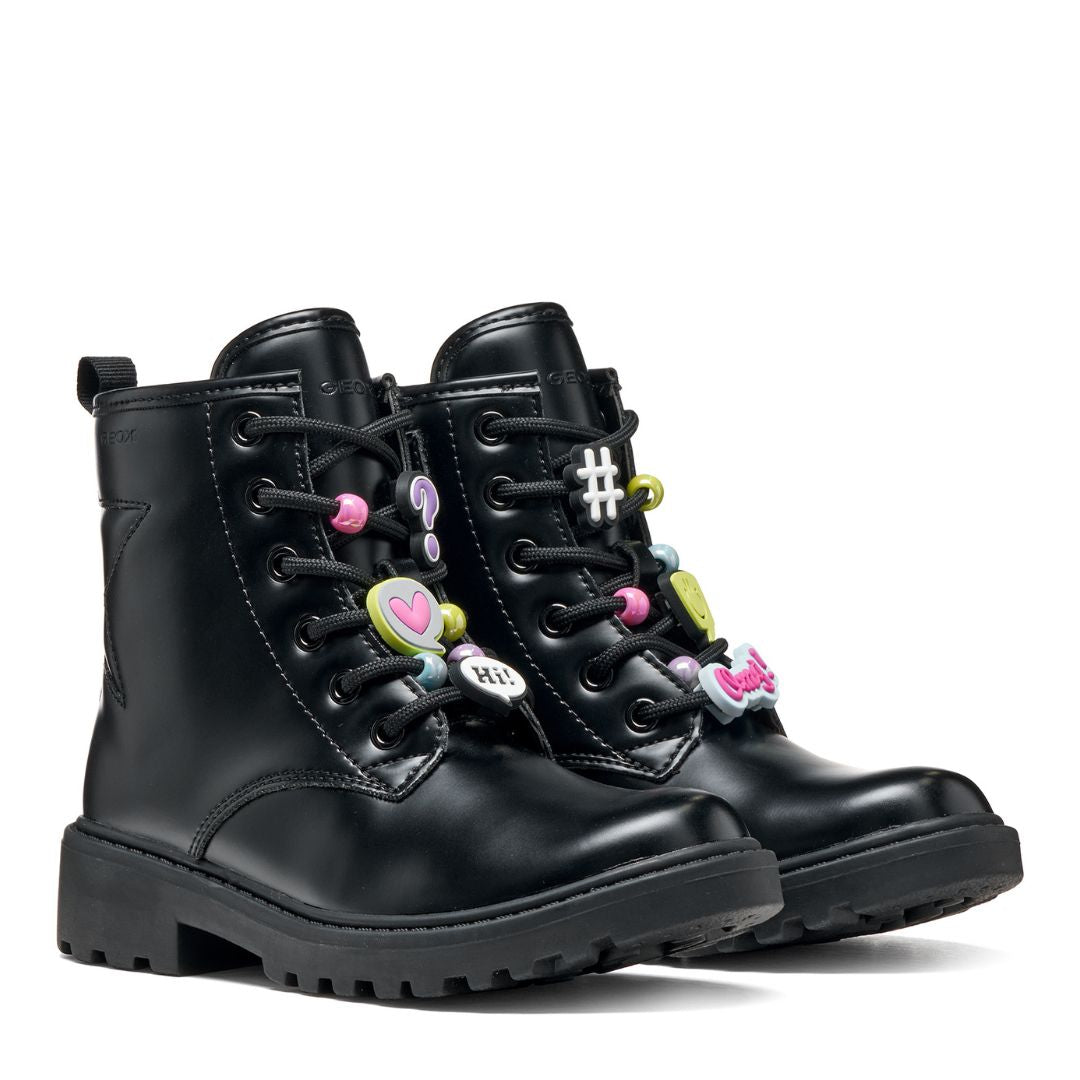 Bottine noire avec breloques colorées sur les lacets. Zip sur le côté. Petit talon. 