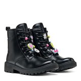 Bottine noire avec breloques colorées sur les lacets. Zip sur le côté. Petit talon. 