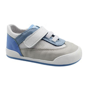 Chaussures pour bébé, bleues et blanches à velcro et lacets élastiques.