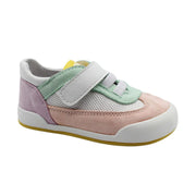 Chaussures pour bébé, roses, vertes et jaunes pastel à velcro et lacets élastiques.