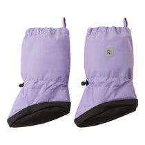 Booties d’hiver pour bébé de couleur lila, avec élastiques ajustables.