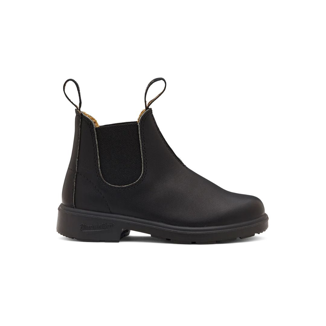 Botte pour enfants de chez Blundstone en noir, avec la semelle noire.