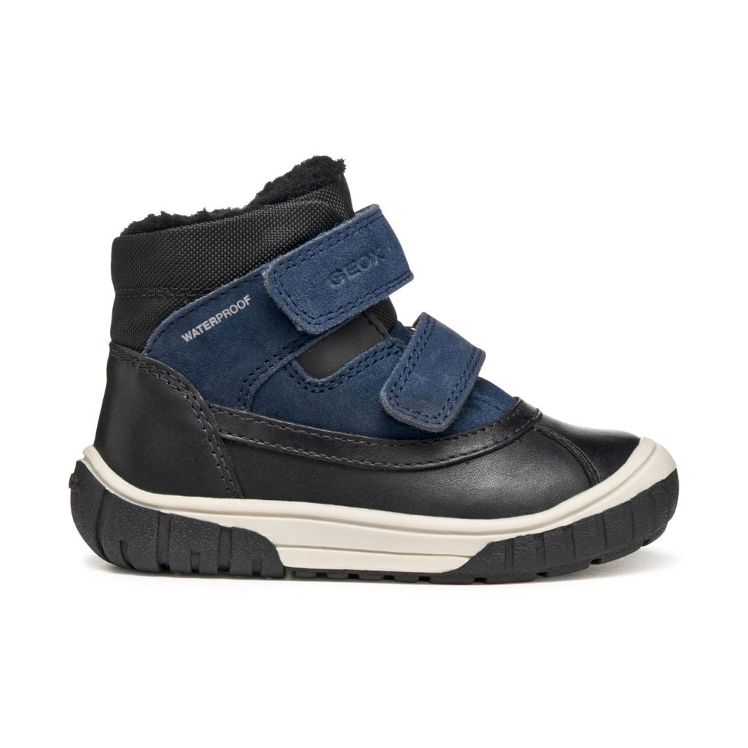 Botte pour enfants de chez Geox noire et marine imperméable avec l'intérieur rembouré et deux attaches velcros.