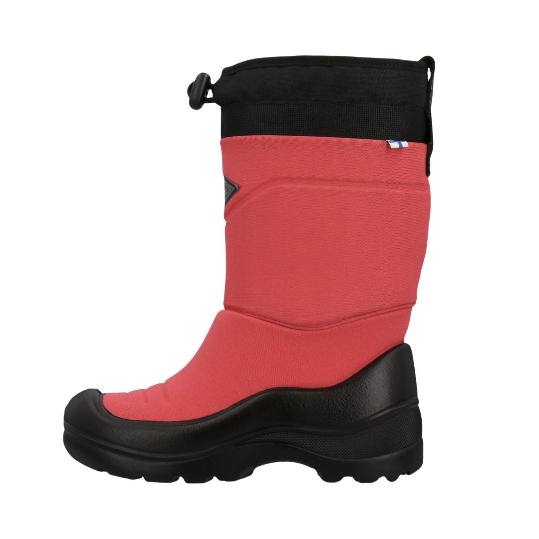Botte d’hiver pour enfant corail avec semelle noire robuste et lien ajustable sur le dessus.