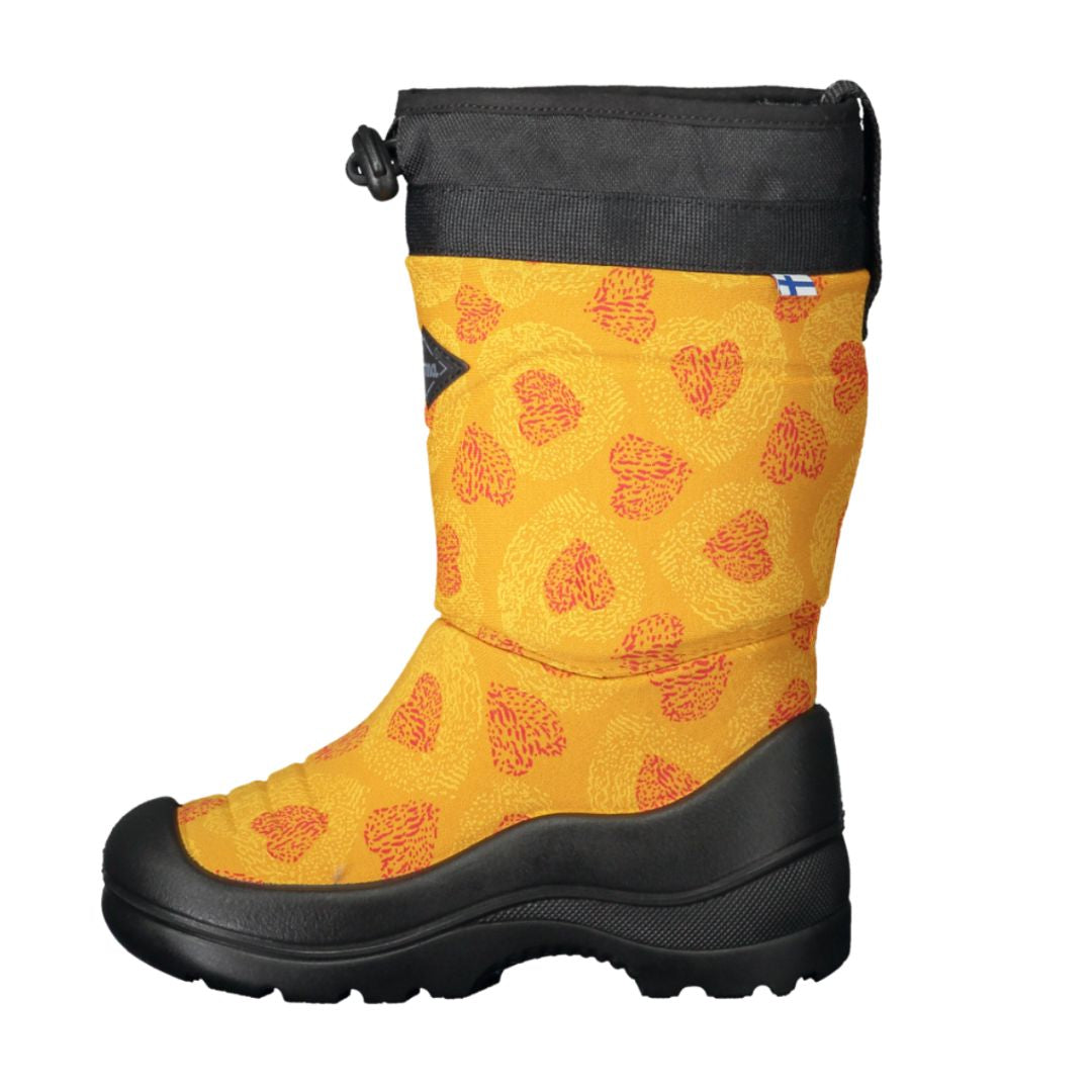 Botte d’hiver pour enfant en orange avec des cœurs rouges, semelle noire robuste et lien ajustable sur le dessus.