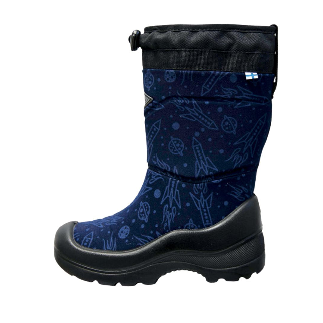 Botte d’hiver pour enfant en bleu foncé avec des motifs espace, semelle noire robuste et lien ajustable sur le dessus.
