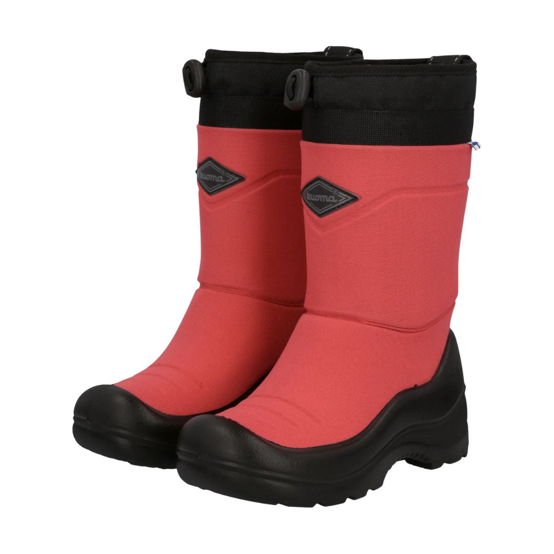 Botte d’hiver pour enfant corail avec semelle noire robuste et lien ajustable sur le dessus.