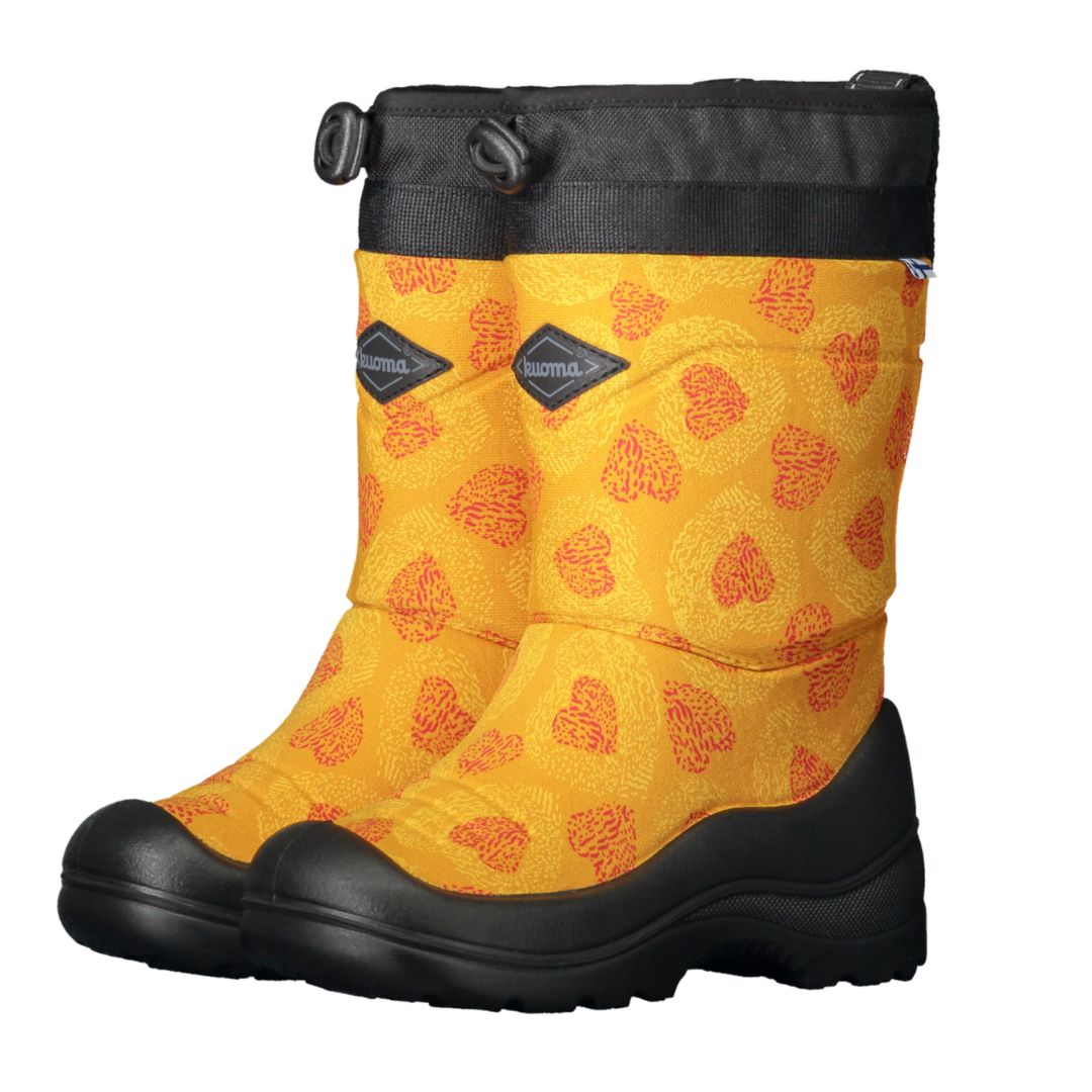 Botte d’hiver pour enfant en orange avec des cœurs rouges, semelle noire robuste et lien ajustable sur le dessus.