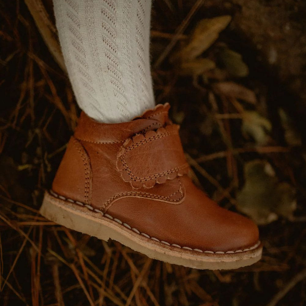 Petite bottine cognac avec fermeture velcro.