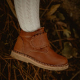 Petite bottine cognac avec fermeture velcro.