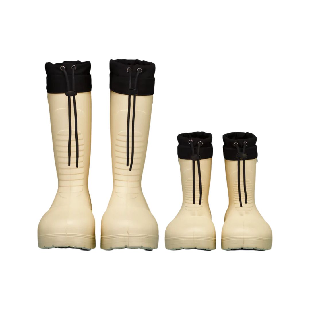 Botte d'hiver Fubuki pour les enfants, dans la couleur beige avec une sangle noire au-dessus pour ajuster la largeur au mollet.