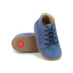 Bottine pour bébés Pom d'Api en cuir nubuck bleu jeans avec des lacets élastique.