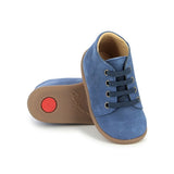 Bottine pour bébés Pom d'Api en cuir nubuck bleu jeans avec des lacets élastique.