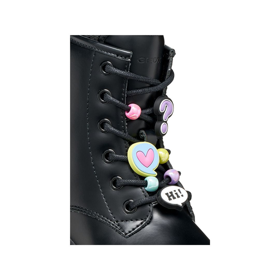Zoom sur les breloques colorées de cette bottine noire Geox pour filles. 