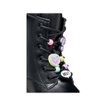 Zoom sur les breloques colorées de cette bottine noire Geox pour filles. 