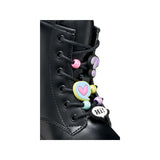 Zoom sur les breloques colorées de cette bottine noire Geox pour filles. 