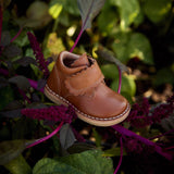 Petite bottine cognac avec fermeture velcro.