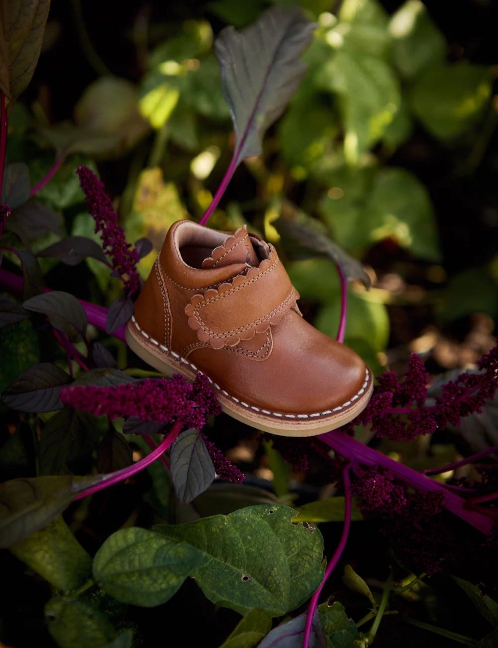 Petite bottine cognac avec fermeture velcro.
