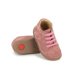 Bottine pour bébés de Pom d'Api en velours rose avec des lacets élastiques.